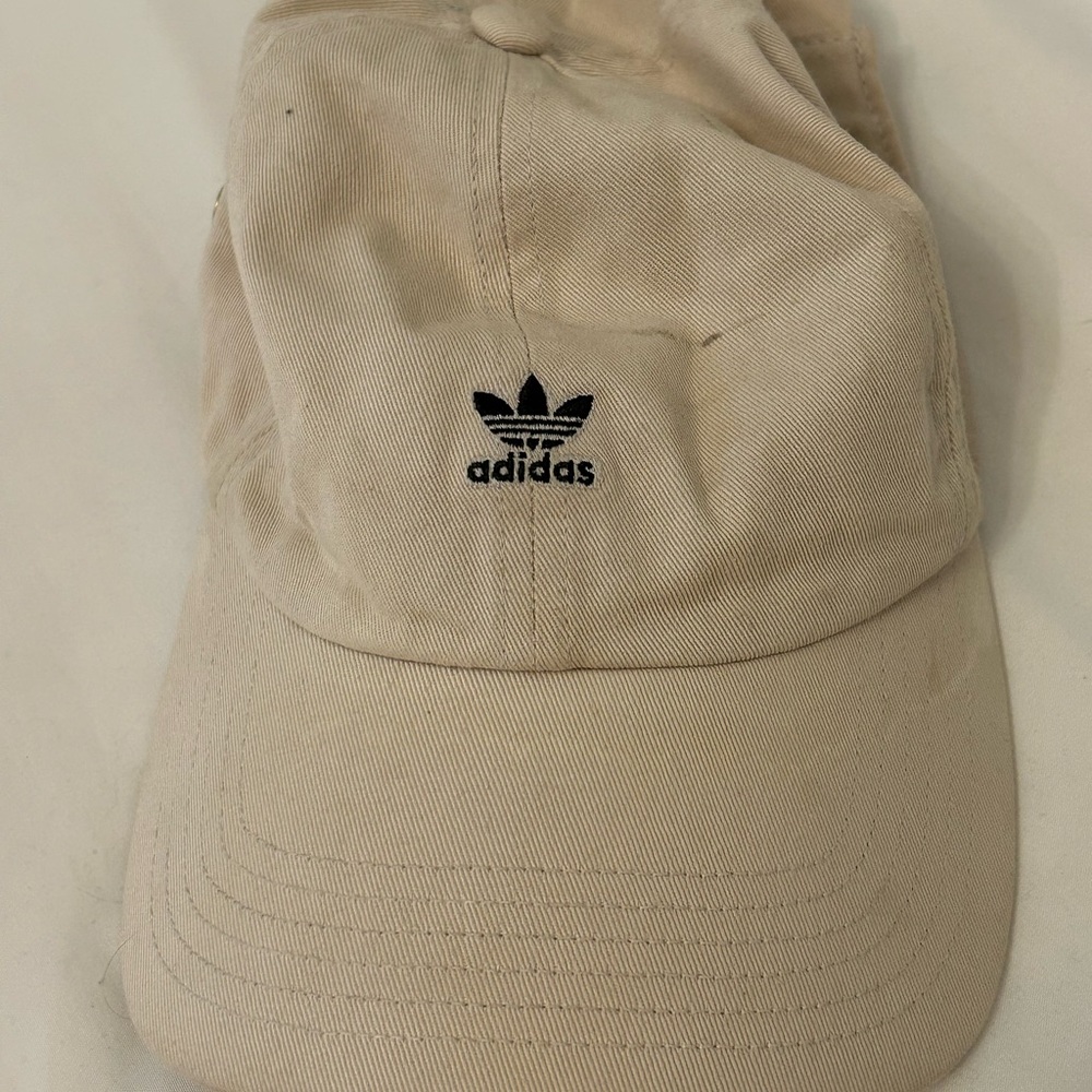 Adidas baseball hat tan/beige